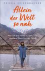 "Allein der Welt so nah. Wie ich die Ferne suchte und tausend Geschichten fand." Frau auf einer Hängebrücke.