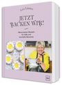 "JETZT BACKEN WIR! Meine besten Rezepte für süße und herzhafte Momente." Frau in gelbem Outfit mit Mehl und Törtchen.