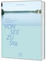 "Daniela Bialk. Wandern auf dem 66-Seen-Weg rund um Berlin. VON SEE ZU See. See mit Bäumen und Gebäuden im Hintergrund."