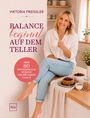 "Viktoria Freissler. Balance beginnt auf dem Teller. Über 80 proteinreiche Rezepte für die ganze Familie." Frau mit Tasse.