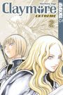 „Claymore EXTREME 2“ steht im Vordergrund. Zwei Figuren mit Rüstungen und Waffen. Eine dritte Gestalt im Hintergrund. Manga-Stil.