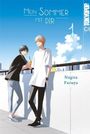 Titel: "MEIN SOMMER MIT DIR", Band 1. Zwei junge Männer lehnen an einem Geländer, halten Getränke, sonniger Himmel im Hintergrund.