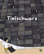 "Tiefschwarz. Original: Takuma Takasaki. Zeichnungen: Ken Kuroi." Ein Kind betrachtet einen großen, dunklen Boden.