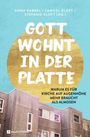 Der Text "GOTT WOHNT IN DER PLATTE". Darunter ist ein Plattenbau vor blauem Hintergrund abgebildet.