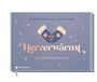 "Herzerwärmt: 24 Adventsmomente" steht in geschwungener Schrift. Zwei Fäustlinge mit Herz und Schneeflocken sind abgebildet.