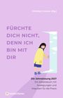 „Fürchte dich nicht, denn ich bin mit dir.“ Illustration: Frau öffnet Tür zu Himmel mit Wolken.