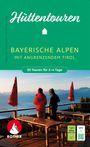 Text: Hüttentouren, Bayerische Alpen mit angrenzendem Tirol, 30 Touren für 2–4 Tage. Zwei Wanderer auf Terrasse bei Sonnenaufgang.