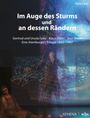 Titel: "Im Auge des Sturms und an dessen Rändern". Darunter Namen und Jahreszahlen. Stil: Bühnenperformance mit Projektionen.