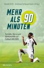 Text: "MEHR ALS 90 MINUTEN", "Porträts, Storys und Denkanstöße zur Fußball-WM 2026". Fußballspieler kniet jubelnd auf Rasen.