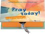 „Pray today! Jugendgebete“ steht auf einem bunten Hintergrund. Ein Fischanhänger hängt an einem Band.