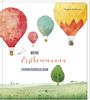 "MEINE Erstkommunion ERINNERUNGSALBUM" steht in der Mitte. Heißluftballons und eine Taube über einer grünen Landschaft.