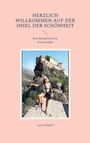 "HERZLICH WILLKOMMEN AUF DER INSEL DER SCHÖNHEIT. Eine Reiseleiterin im Krisenmodus. Lucie Nixdorf." Frau posiert vor Felsen.