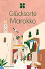 „Glücksorte Marokko“ in grüner Schrift. Illustration zeigt eine bunte, orientalische Gasse mit Pflanzen und Tüchern.