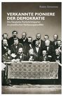 "Verkannte Pioniere der Demokratie" von Robin Simonow. Eine historische Aufnahme von Männern im Anzug um einen Tisch.