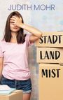Text: "JUDITH MOHR", "STADT LAND MIST". Frau in rosa Shirt, hält Hand vor das Gesicht, steht neben Kartons.