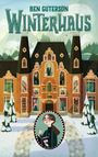 Text: Ben Guterson, Winterhaus. Illustration eines großen Hotels mit Charakteren in Fenstern und verschneiter Landschaft.