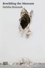 Text oben links: "Rewilding the Museum, Dehlia Hannah". Darunter: Ein großes Loch mit sichtbaren Ästen dahinter.