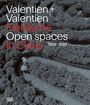 „Valentien + Valentien Freiräume Open spaces in China 1998–2022.“ Menschen spazieren in einer Gartenanlage.