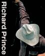 Links steht "Richard Prince". Eine Person trägt einen Cowboyhut und hebt einen Arm. Der Hintergrund ist dunkel.