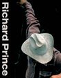 Text "Richard Prince" links. Cowboys in einem hellen Hut von oben sichtbar. Westen-Ästhetik.