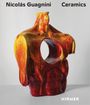 "Nicolás Guagnini Ceramics" oben, "HIRMER" unten. Eine bunte Keramikskulptur mit einer großen Öffnung in der Mitte.
