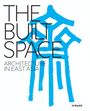 Text: "THE BUILT SPACE, ARCHITECTURE IN EAST ASIA, HIRMER." Hintergrund: Blaue, stilisierte architektonische Zeichnung.
