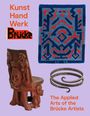 „Kunst Hand Werk Brücke“, handgewebter Teppich, geschnitzter Stuhl, Metallarmreif. Hintergrund in hellem Lila.