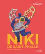 Großer Text "NIKI DE SAINT PHALLE" steht auf rotem Hintergrund. Bunte Figur mit blauen Armen und goldenen Flügeln.