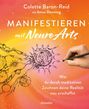 „Manifestieren mit NeuroArts“. Hand zeichnet kunstvolle, verschlungene Muster auf orangefarbenem Hintergrund.