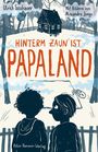 Text: "HINTERM ZAUN IST PAPALAND." Autorenname und Illustrationsvermerk. Zwei Kinder schauen auf ein abgelegenes Haus im Wald.