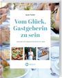 „Vom Glück, Gastgeberin zu sein“ von Sarah Tischer. Saisonale und vegetarische Küche. Drei Bilder: Pizza, Frau, Kuchen.