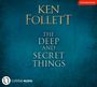 Text: "KEN FOLLETT, THE DEEP AND SECRET THINGS, VORABCOVER". Blaues Hintergrunddesign, Logo unten links.