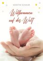 Text: „KERSTIN SCHAUM. Willkommen auf der Welt.“ Babyfüße in einer Hand, umgeben von kleinen Sternen.