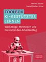 "Toolbox KI-gestütztes Lernen: Werkzeuge, Methoden und Praxis für den Arbeitsalltag." Roboter am Tisch mit Karten.