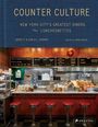 "COUNTER CULTURE: New York City's Greatest Diners and Luncheonettes." Innenansicht eines klassischen Diners mit rotem Tresen.