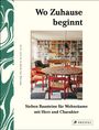 „Wo Zuhause beginnt“ und „Sieben Bausteine für Wohnräume mit Herz und Charakter“. Innenraum mit Bücherregal.