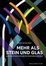 „MEHR ALS STEIN UND GLAS“ in Großbuchstaben, darüber bunte, sich kreuzende Bögen auf schwarzem Hintergrund.