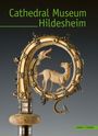 Text: "Cathedral Museum Hildesheim". Verzierter Bischofsstab mit einem Tierrelief in einem goldenen, runden Rahmen.