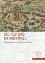 Text: "Die Festung im Ernstfall, Belagerungen in Theorie und Praxis". Historische Karte mit Festung und Truppenbewegungen.