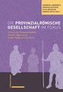 „DIE PROVINZIALRÖMISCHE GESELLSCHAFT IM FOKUS“. Silhouetten dreier Figuren auf lila Hintergrund, rechts gelbes Feld mit Namen.