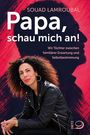 Titel: "Papa, schau mich an! Wir Töchter zwischen familiärer Erwartung und Selbstbestimmung." Frau in Lederjacke sitzt.