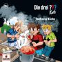 Die drei ??? Kids, Teuflische Küche. Illustration: Drei Jungs in einer rauchigen Küche, einer mit Kochmütze, ein großer Topf dampft.