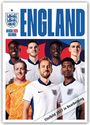 ENGLAND Official 2026 Calendar. Titelbild 2027 in Bearbeitung. Vorderseite zeigt sieben Männer in Fußballtrikots.