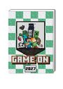 Text: "GAME ON 2027". Illustration von blockartigen Figuren aus einem Videospiel. Hintergrund kariert in Grün und Weiß.