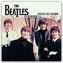 "The Beatles" und "Official 2027 Calendar". Vier junge Männer lächeln in einem Außenbereich bei einer Laterne.