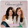"Gilmore girls" und "OFFICIAL 2027 CALENDAR". Zwei Personen, lächelnd, vor einer rosa Backsteinwand.