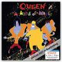 „QUEEN A kind of Magic“. Drei stilisierte Figuren in bunten Anzügen auf schwarzem Hintergrund. Eine bunte Szene.