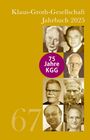 „Klaus-Groth-Gesellschaft Jahrbuch 2025“, „75 Jahre KGG“, „67“. Sieben schwarz-weiße Portraits von Männern.