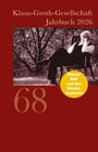 Klaus-Groth-Gesellschaft Jahrbuch 2026; 68; Reimer Bull und das Niederdeutsche. Mann sitzt nachdenklich auf einem Stuhl im Freien.