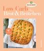 "Low Carb Brot & Brötchen" in großen Buchstaben. Ein goldenes, bemehltes Fladenbrot mit Rosmarin auf Backpapier.